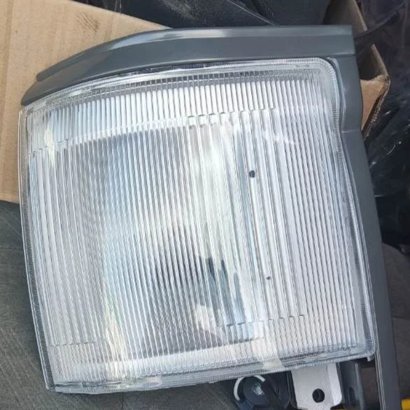Габарит рассеиватель стояночный Toyota Hiace Regiusace 81611-26032 81621-26032