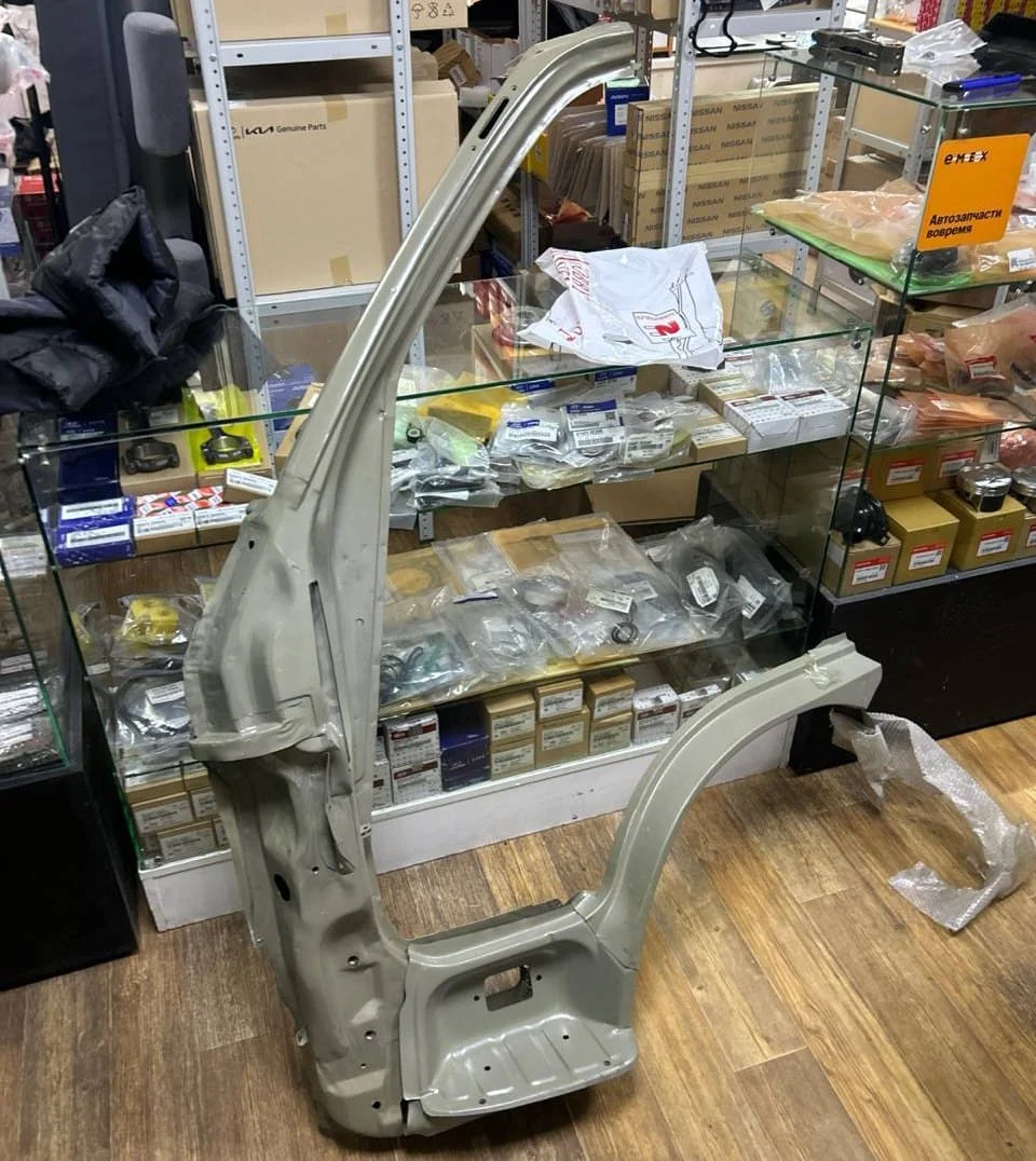 Стойка кузова передняя левая новая Toyota Hiace 2L 3L 5L 1KZTE 1RZFR 61024-95J11 61028-26040